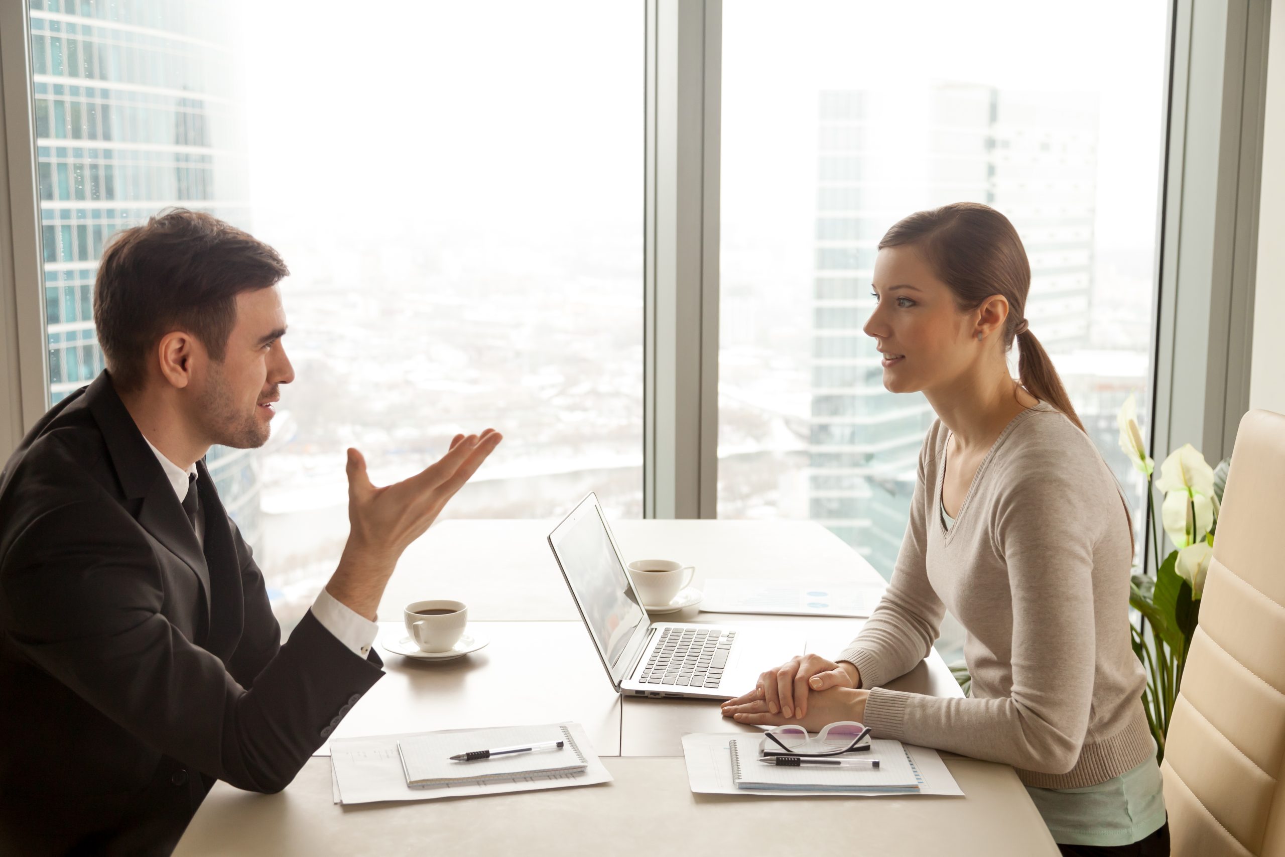 Empresario Empresaria Discutiendo Trabajo Escritorio Oficina Scaled Psicólogo En Valdebebas, Madrid Y Online. Psicólogos Especializados En Población Adulta, Infanto-Juvenil, Familia Y Pareja. En Centro Ps Psicología Contamos Con Profesionales De La Psicología, Neuropsicología Y Psiquiatría.